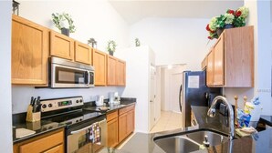 House, 4 Bedrooms | Private kitchen