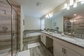 Condo, 6 chambres | Salle de bain | Articles de toilette (gratuits), serviettes fournies