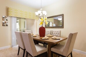 Apartment, 4 Schlafzimmer | Essbereich im Zimmer