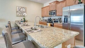 Fridge, microwave, oven, stovetop - Storey Lake - 4902 Clock By Fairytale VR (Kissimmee)