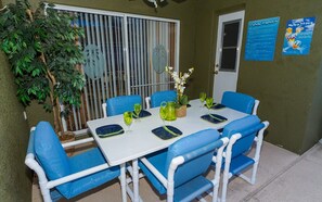 Maison, 5 chambres | Repas dans la chambre