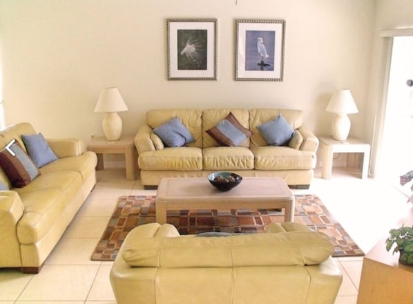 House, 4 Bedrooms | Living area