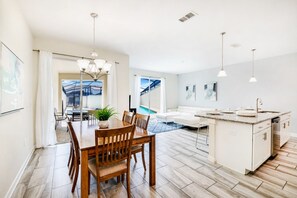 Apartment, 4 Schlafzimmer | Essbereich im Zimmer