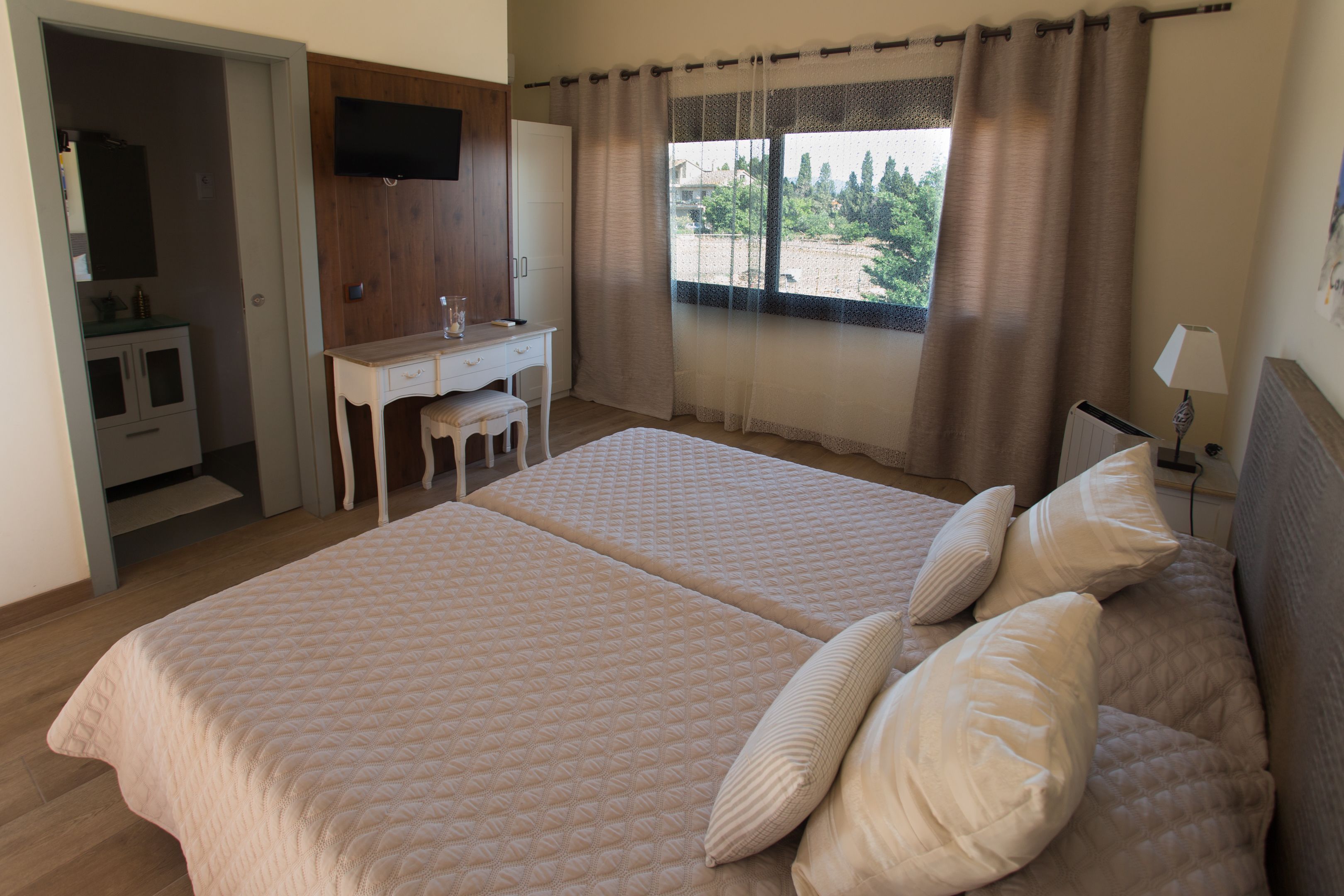 deluxe room | bathroom | shower, rainfall showerhead, free toiletries, towels