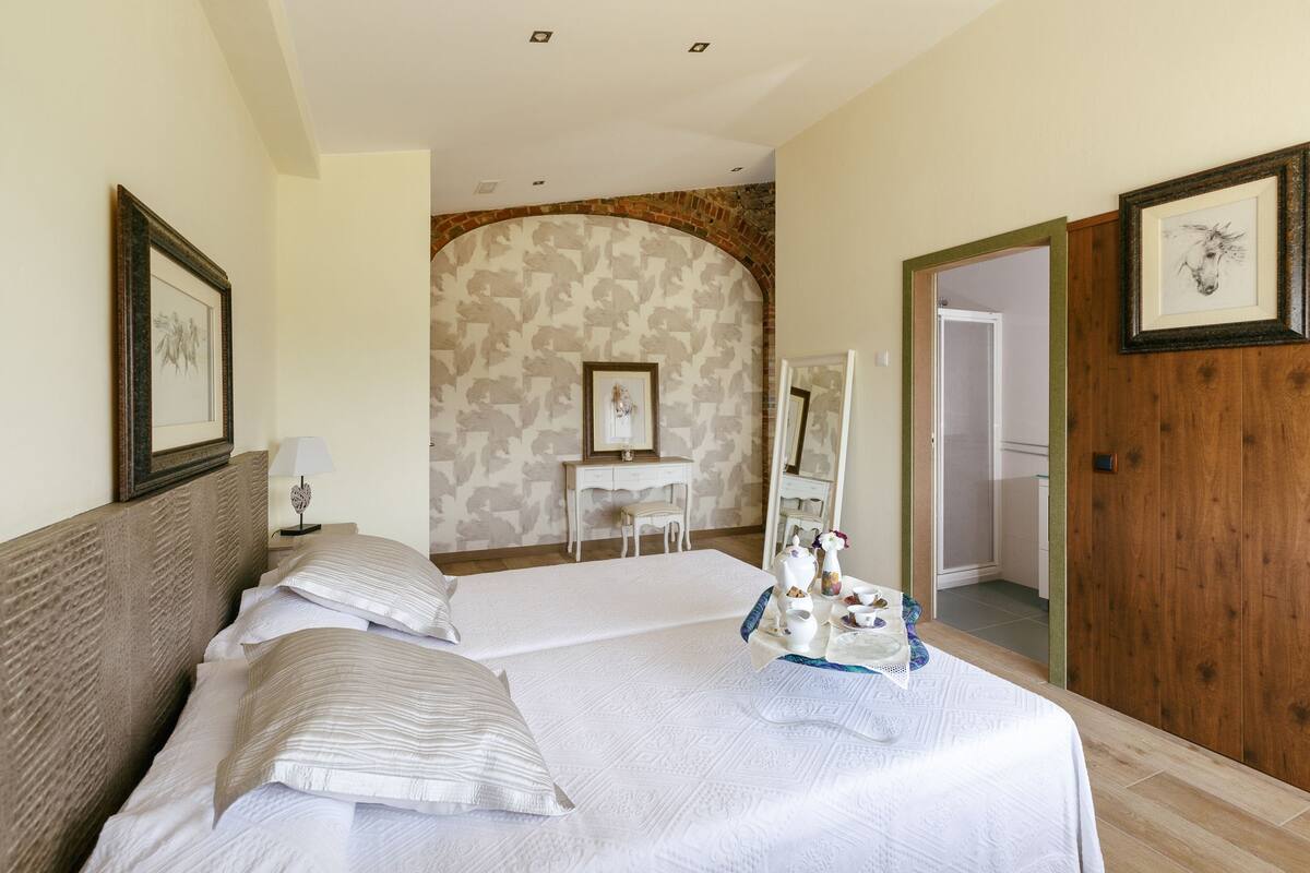 deluxe room | 1 bedroom, individually decorated, individually furnished