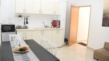 Frigorífico, microondas, placa de cocina y hervidor eléctrico