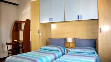 Peti besi dalam bilik, meja, Wi-fi percuma, cadar katil