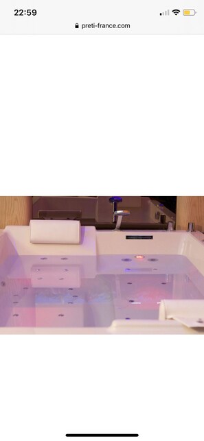 Dusche, Whirlpool, Haartrockner, Handtücher