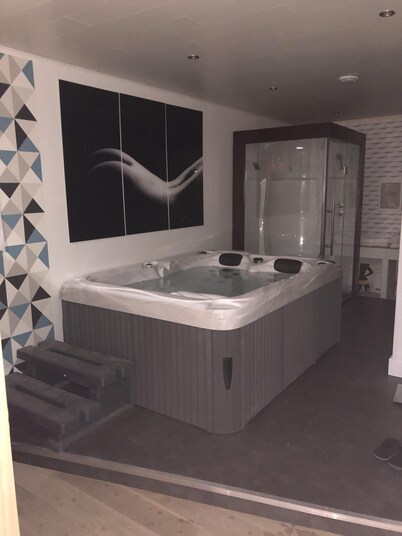 Spend the night in a private spa for couples with sauna hammam jaccuzi