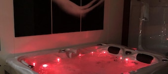 Spend the night in a private spa for couples with sauna hammam jaccuzi