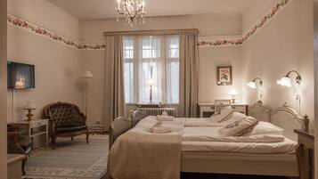 Escritorio, espacio para trabajar con laptop, cortinas blackout y cunas