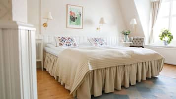 Dubbelrum | Skrivbord, arbetsyta för laptop, mörkläggningsgardiner och barnsängar