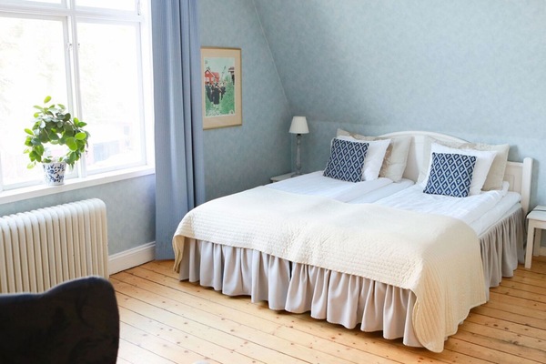 Double Room | Meja, ruang kerja komputer riba, langsir/tirai gelap terus