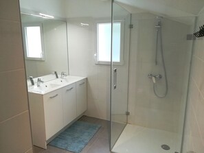 Ducha, secador de pelo, toallas, papel higiénico