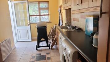 Jääkaappi, mikroaaltouuni, uuni, liesi