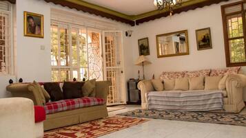 TV, DVD player, books, stereo