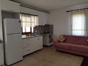 Apartment | Eigene Kochnische | Großer Kühlschrank, Herdplatte, Kochgeschirr/Geschirr/Besteck