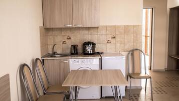 Familienstudio | Eigene Kochnische | Kühlschrank, Wasserkocher