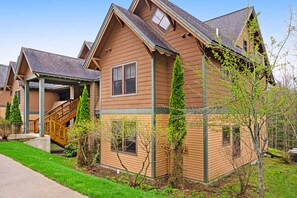 Exterior - Charming & spacious two-story townhome with balcony - close to Okemo (Cavendish)