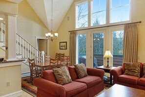 TV, fireplace, DVD player, books - Charming & spacious two-story townhome with balcony - close to Okemo (Cavendish)