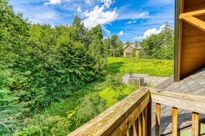 Property grounds - Charming & spacious two-story townhome with balcony - close to Okemo (Cavendish)