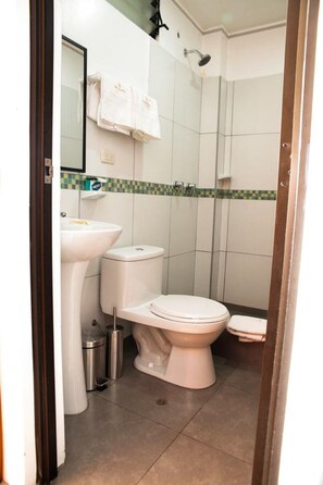 Shower, towels - The Duke Hotel (El Tambo)