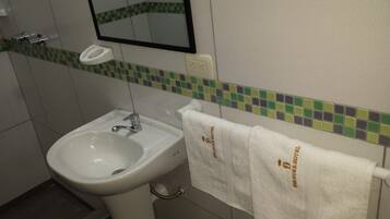 Douche, serviettes fournies