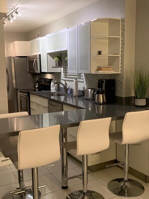 Frigorifero, microonde, forno, piano cottura