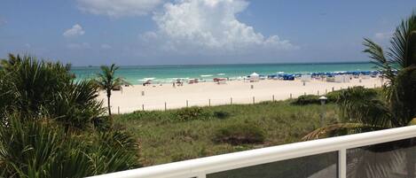 Na praia, espreguiçadeiras, toalhas de praia