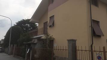 Pintu masuk properti