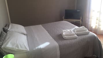 Double Room, 1 Queen Bed, Shared Bathroom | Rollaway beds, free WiFi, bed sheets