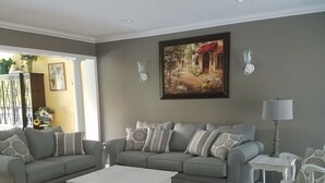 Living area - Cottage by the Castle (Camdenton)