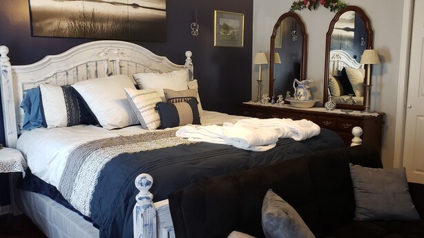 Family Room | Blackout drapes, WiFi (free), bed sheets - Cottage by the Castle (Camdenton)