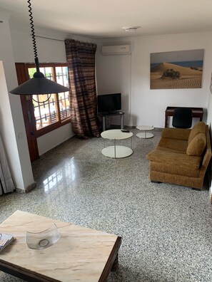 LED TV - Yumbo Center Chalet. (Maspalomas)