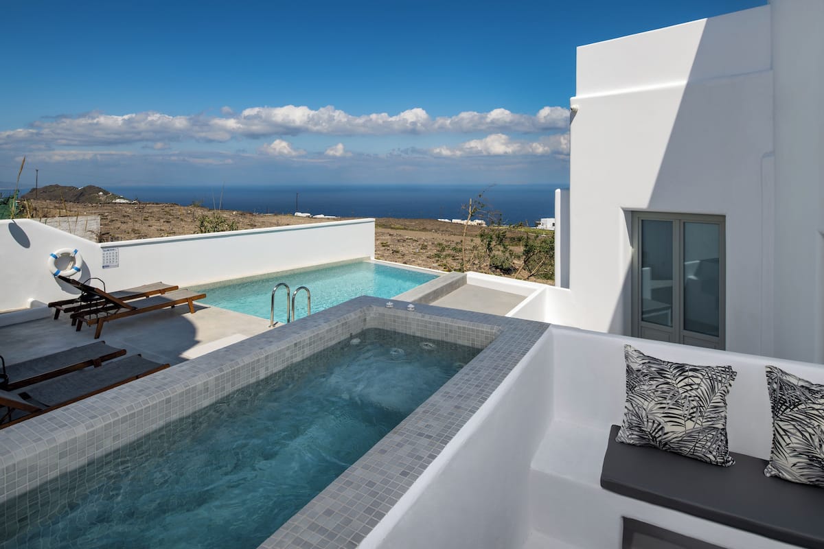 Helios Suite , Deluxe suite 1 with sea view and hot tub | 1 bedroom, in-room safe, individually decorated, individually furnished