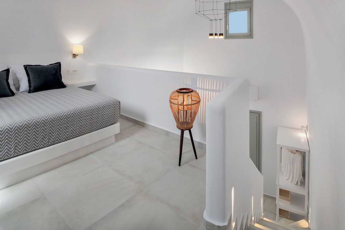 Et moderne soveværelse med en seng, natlampe og en dekorativ gulvlampe.