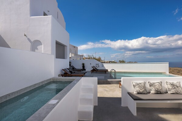 Anafi Suite , Deluxe suite 2 with sea view and hot tub | In-room safe, individually decorated, individually furnished, desk - Seven Suites (Santorini)