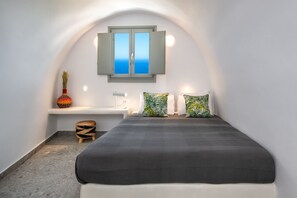 Lava Suite, two bedroom suite with sea view and hot tub | Pengeskab på værelset, individuelt design, individuel indretning