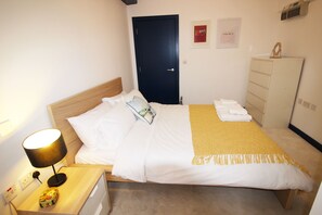 Apartamento, 1 quarto | 1 quarto, escrivaninha, ferros/tábuas de passar roupa, Wi-Fi de cortesia