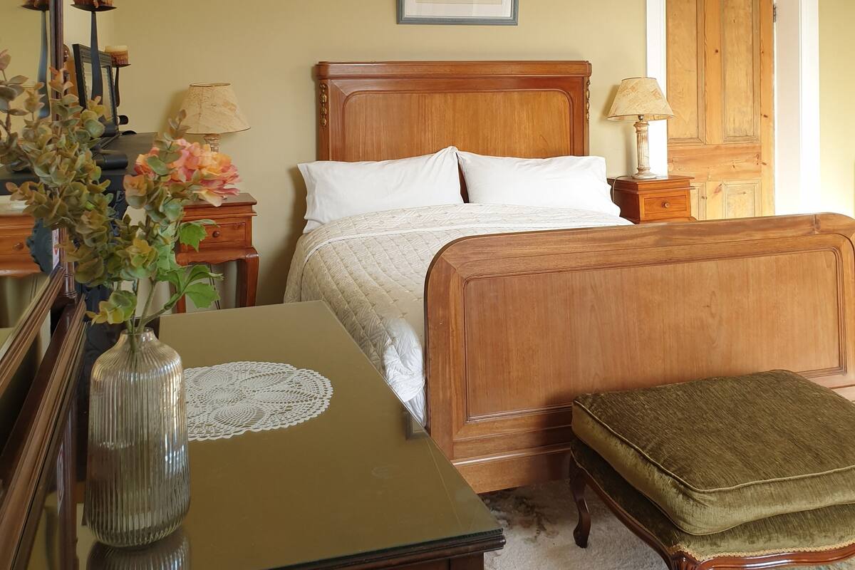 Chambre traditionnelle double, 1 grand lit | Décor unique, ameublement unique, accès au Wi-Fi (inclus)