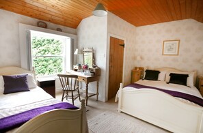 Chambre double ou avec lits jumeaux, Plusieurs lits, vue sur le jardin | Décor unique, ameublement unique, accès au Wi-Fi (inclus)