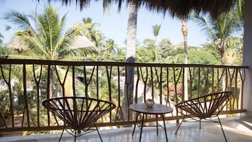 Honeymoon Suite, 1 Bedroom, Garden View | Balcony