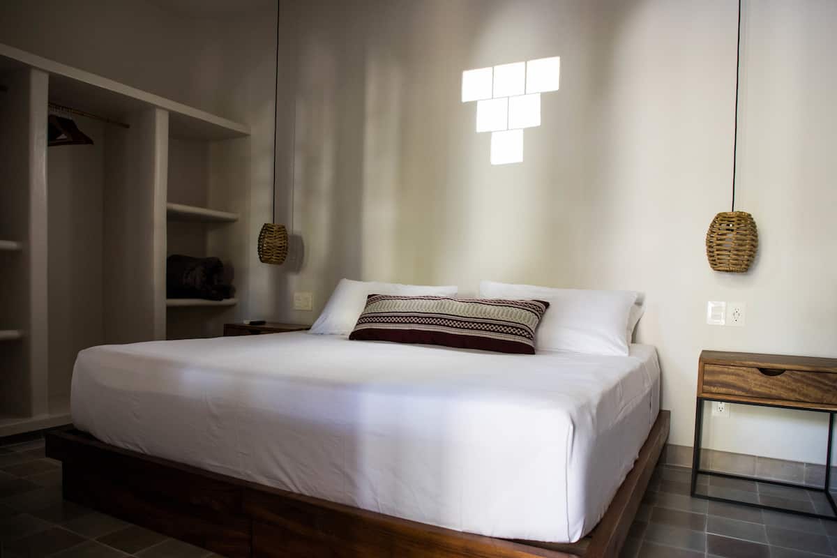 Comfort Suite, Pool View