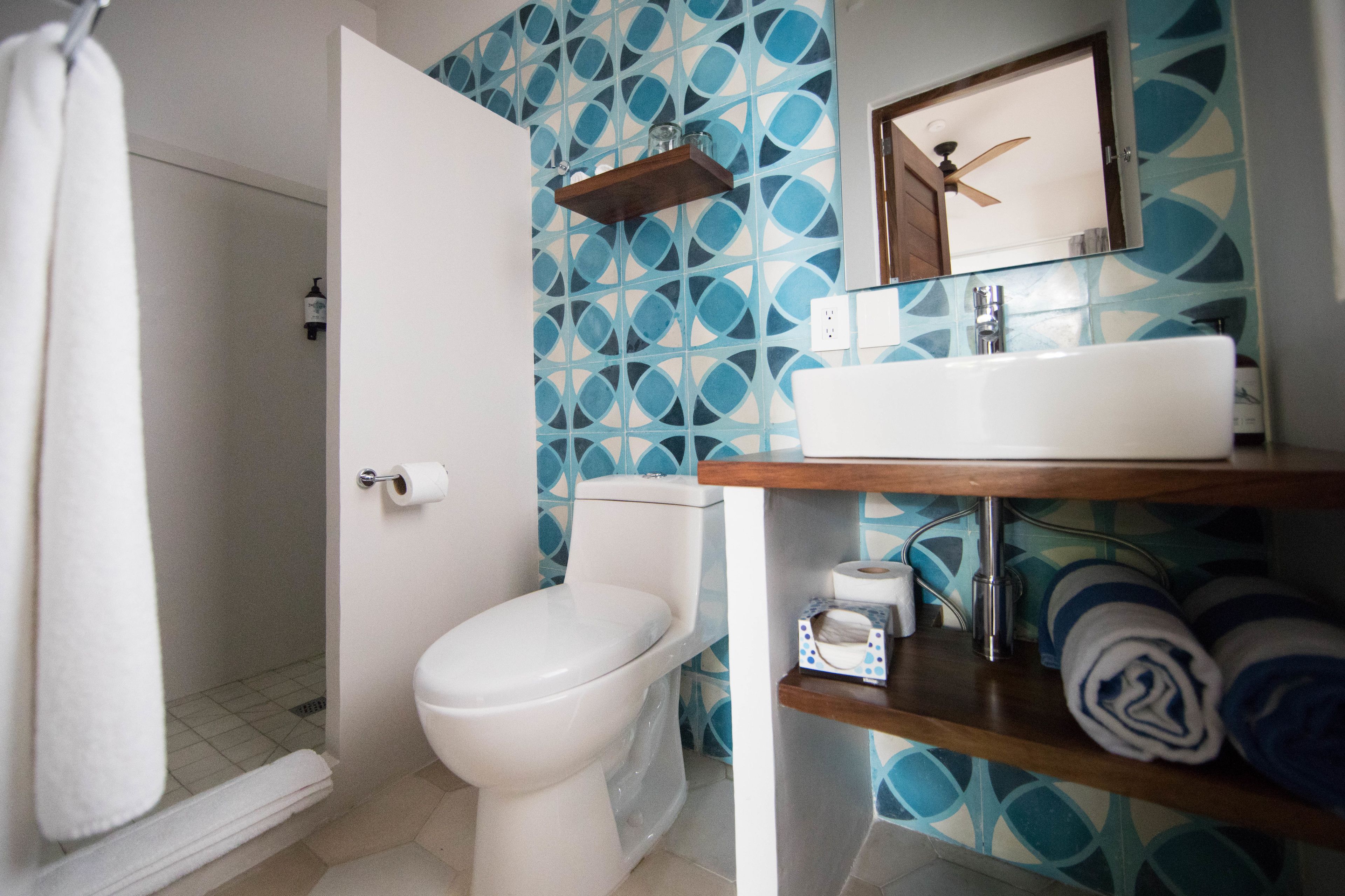 classic room | bathroom | shower, eco-friendly toiletries, hair dryer, towels