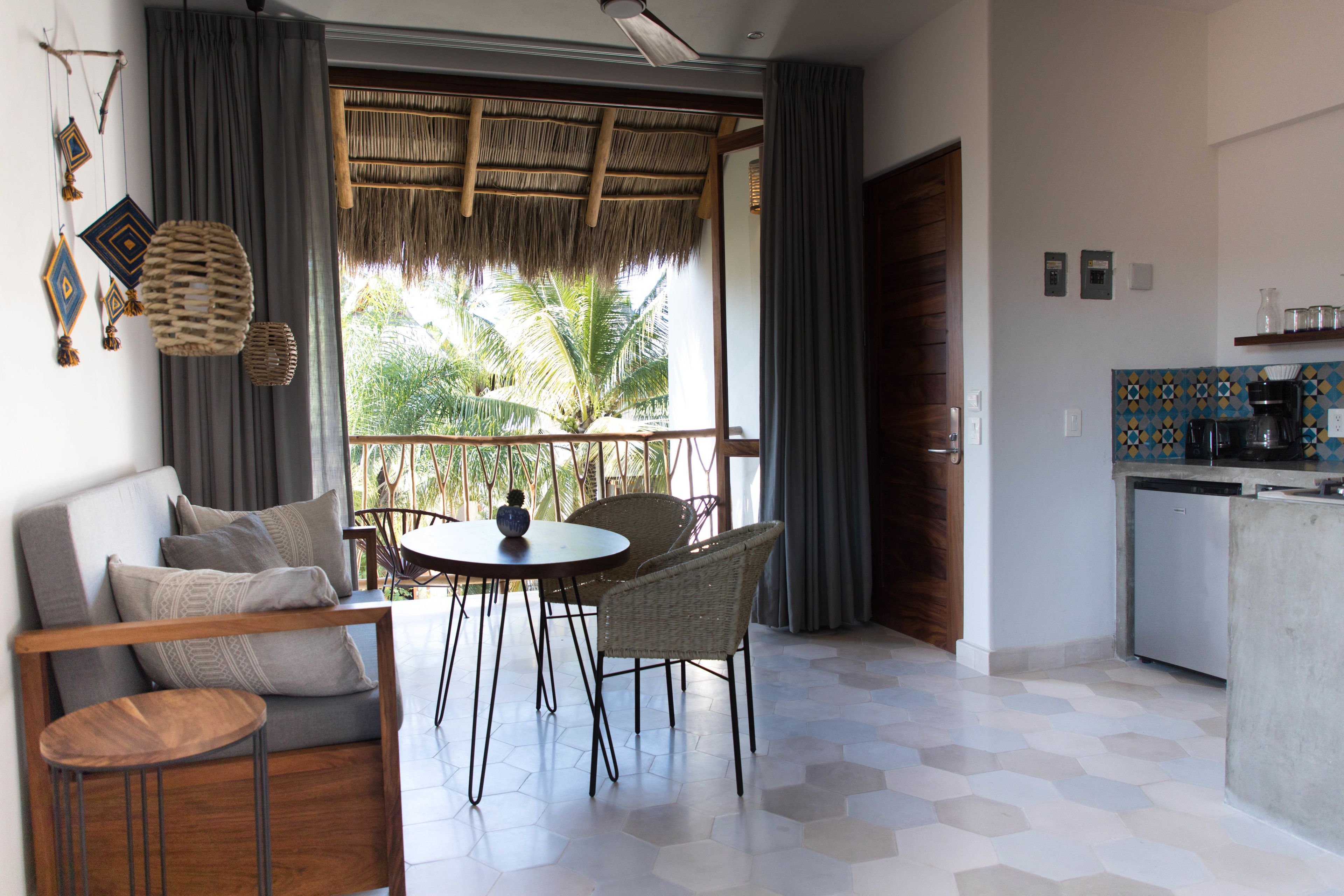 standard suite, courtyard view | living area