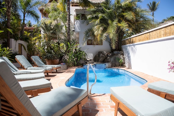 Piscine extérieure, chaises longues