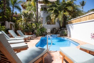 Una piscina al aire libre (de 09:00 a 21:00), tumbonas