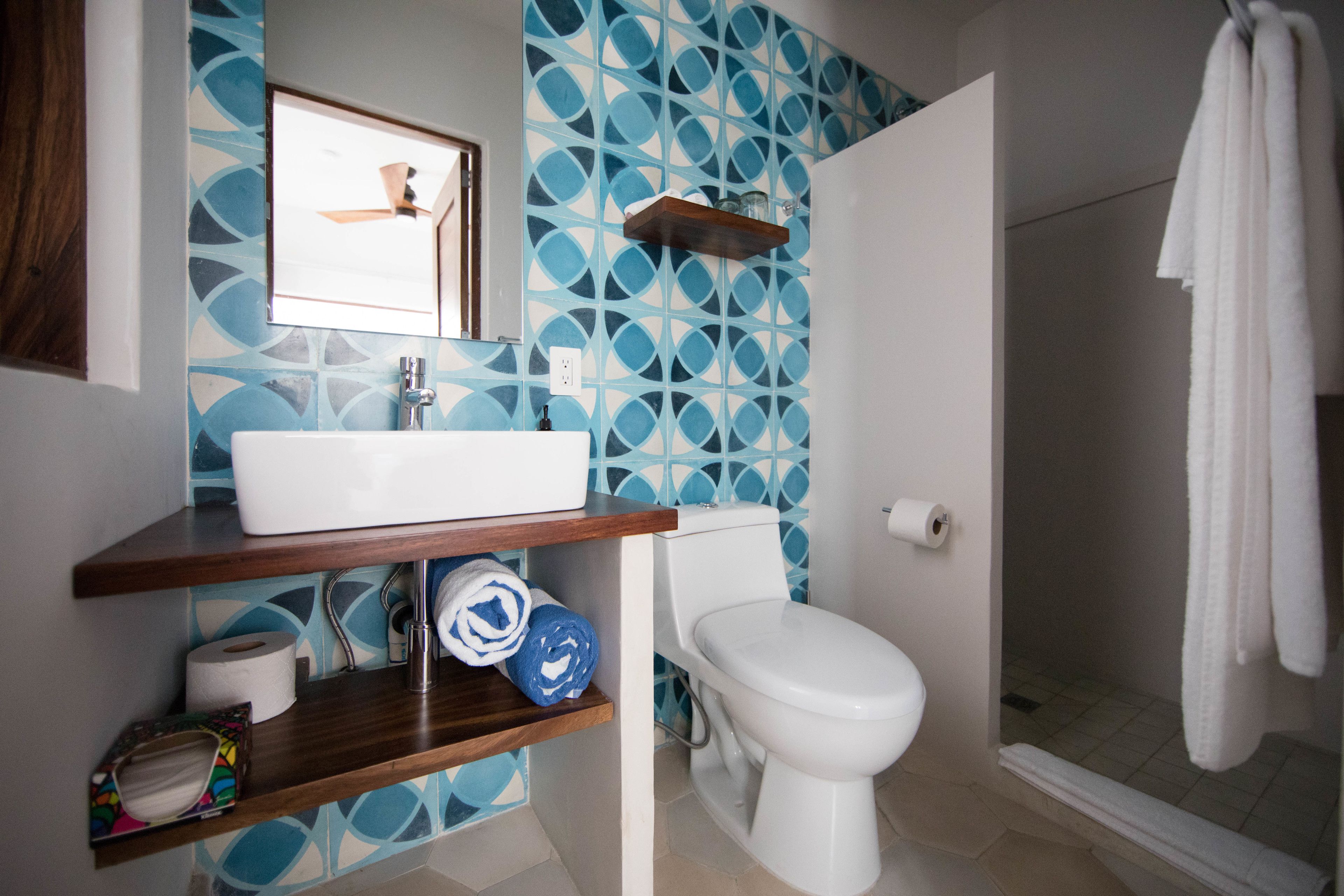 classic room | bathroom | shower, eco-friendly toiletries, hair dryer, towels