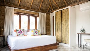 Ein geräumiges Schlafzimmer mit einem großen Bett, einem Holzkopfende und einem Schachbrettmuster-Boden.