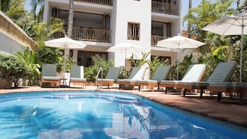 Piscina externa, funciona das 9h às 21h, espreguiçadeiras